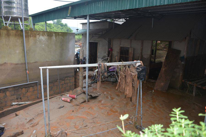 Theo xác định sơ bộ ban đầu, khi sự cố xảy ra, có khoảng 10 hộ dân thuộc tổ dân phố số 7 thị trấn Tằng Loỏng bị nước tràn vào nhà và chuồng trại.