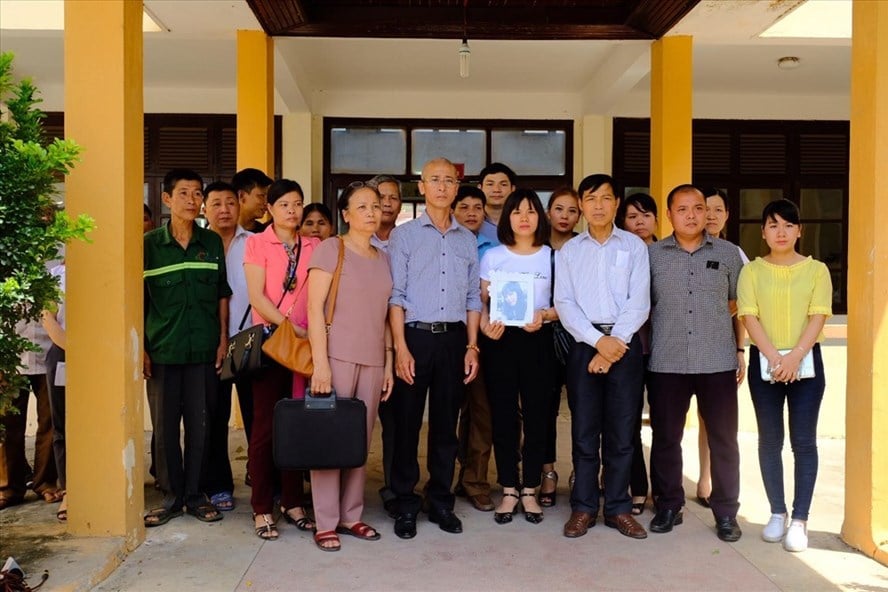 Gia đình các nạn nhân trong vụ tai biến chạy thận tại BV đa khoa tỉnh Hoà Bình tại phiên toà sơ thẩm diễn ra tháng 5.2018