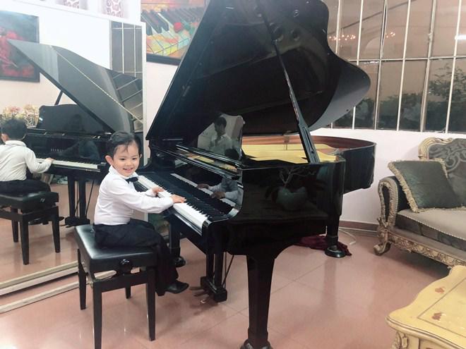 Không chỉ biết múa cậu bé Kubi con trai Khánh Thi - Thế Hiển còn thể hiện năng khiếu trong bộ môn Piano