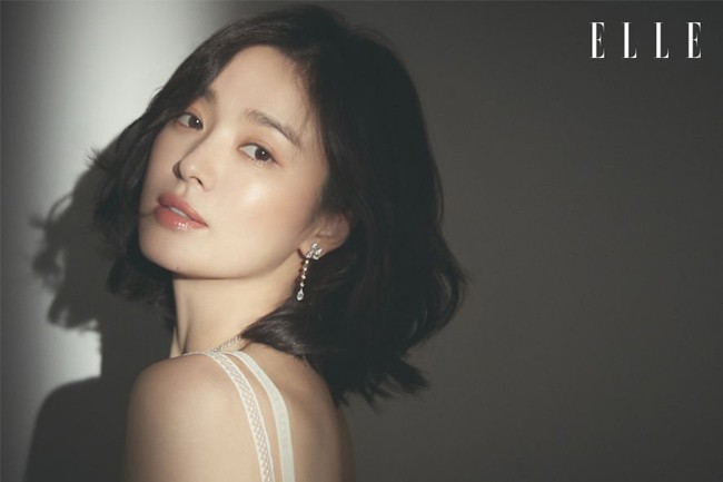 Trong bài phỏng vấn nữ diễn viên Song Hye Kyo cũng chia sẻ cô thần tượng diễn viên Trung Quốc Củng Lợi