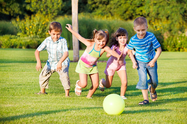 Cho trẻ tham gia nhiều trò chơi vận động sẽ giúp trẻ tránh xa những hành động xấu