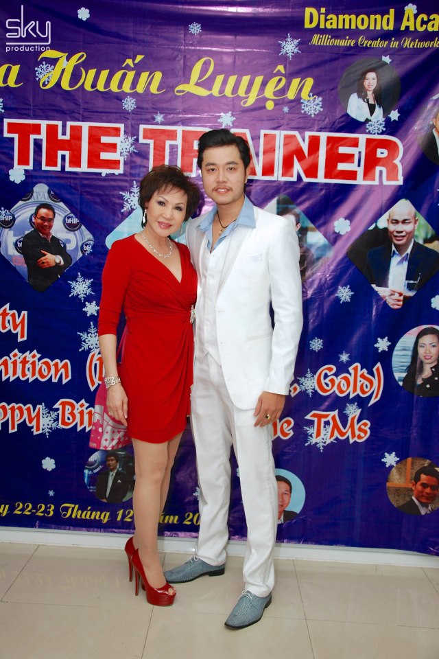 Yvonne Thúy Hoàng diện đầm đỏ quyến rũ gợi cảm bên Vũ Hoàng Việt