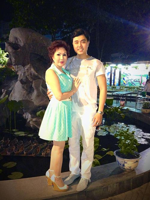 Lệch tuổi nhau, Yvonne Thúy Hoàng vẫn mix những bộ trang phục trẻ trung để hợp với tình trẻ?