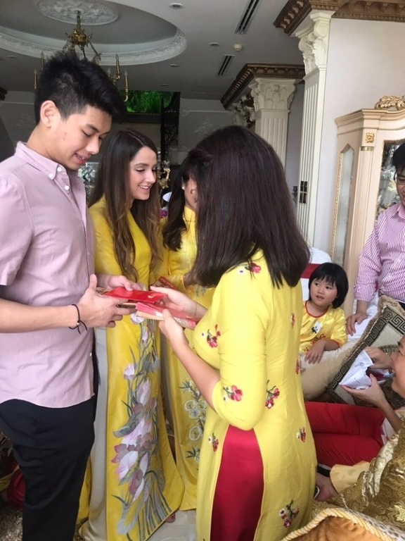 Phong tục trao phong bao lì xì cho nhau dịp đầu năm mới của gia đình nhà chồng Tăng Thanh Hà.