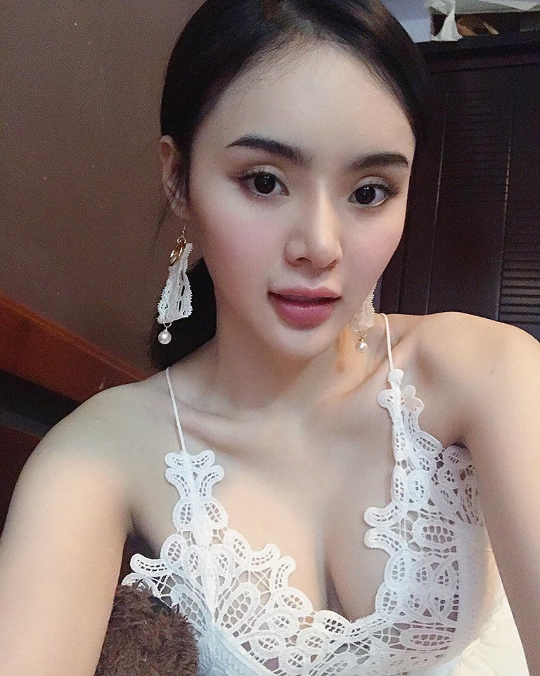 Em gái Angela Phương Trinh cũng thường xuyên diện đồ gợi cảm khoe vòng 1 nóng bỏng.