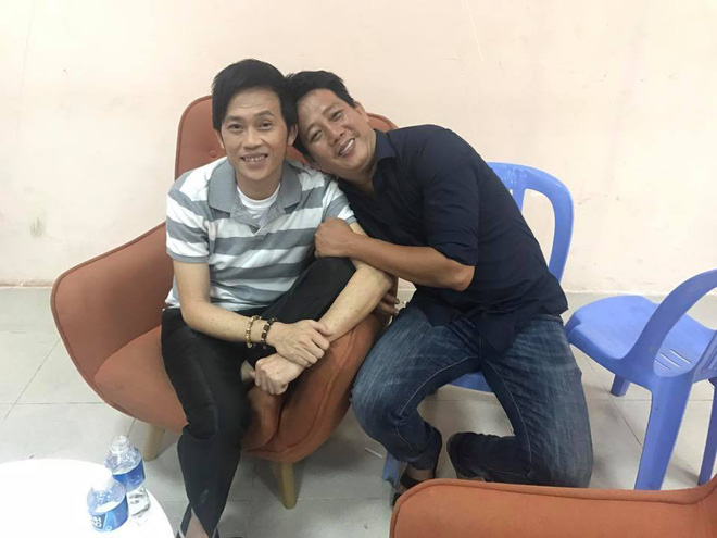 Hình ảnh diễn viên hài Lê Nam chụp cùng nghệ sĩ Hoài Linh.