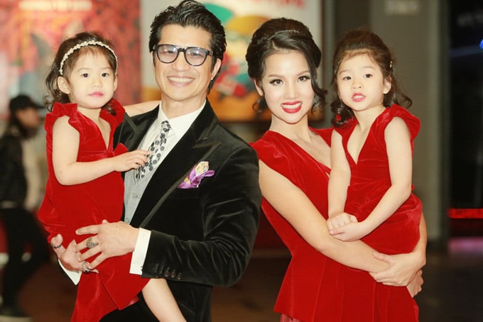 Dustin Nguyễn và gia đình nhỏ hạnh phúc bên Bebe Phạm cùng 2 cô con gái