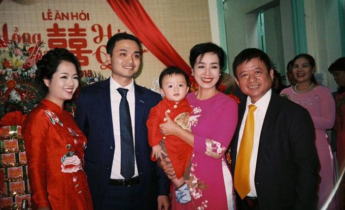 Đám hỏi của cặp đôi diễn ra vào cuối tháng 1/2018. Gần 1 tháng sau, con gái Chiều Xuân chính thức trở thành cô dâu xinh đẹp trong sự chúc phúc của hai bên gia đình cùng bạn bè.