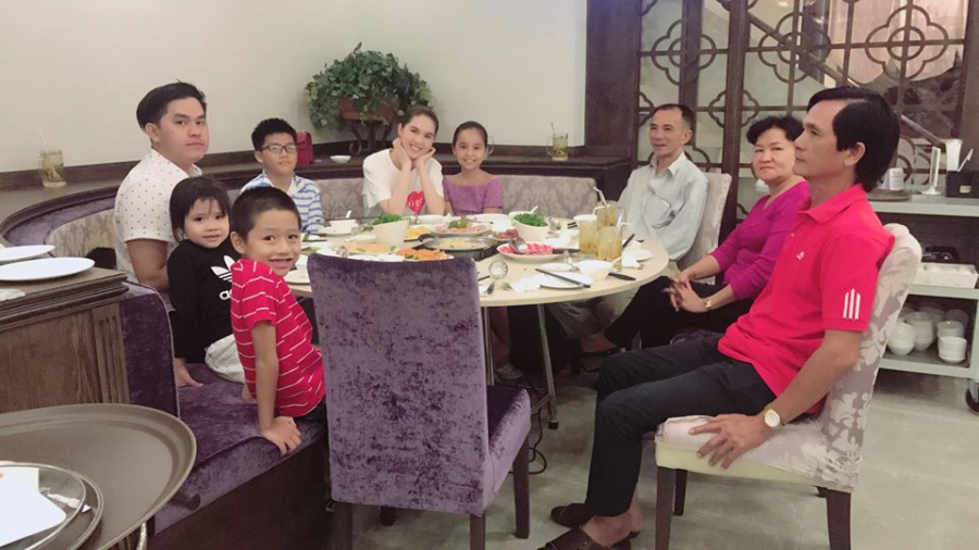 Ngọc Trinh và gia đình ăn Tết ở TP. Hồ Chí Minh.
