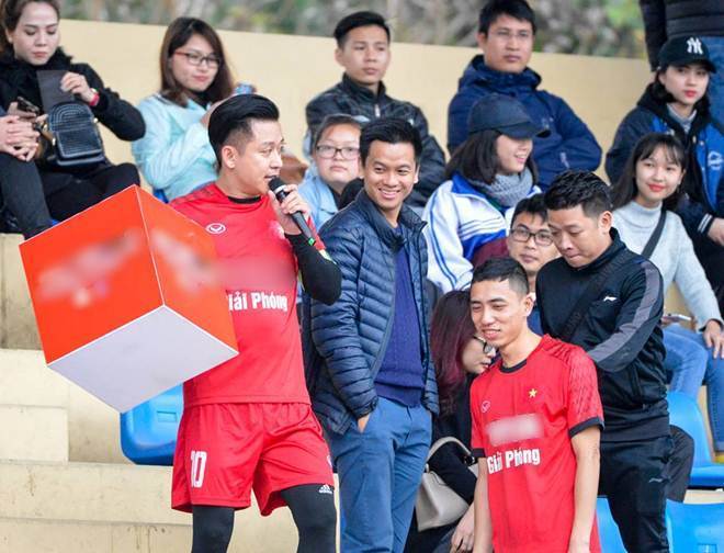 Tuấn Hưng quyên góp giúp thủ môn U23 Việt Nam