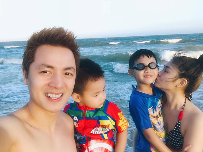Cặp đôi cùng cho hai con trai Đăng Anh, Đăng Khang dành phần lớn thời gian để tắm biển và thưởng thức hải sản.     