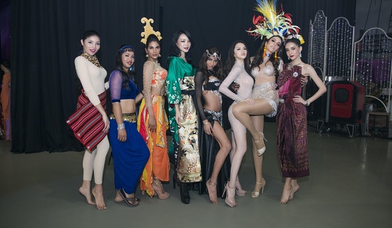 Hương Giang cùng các thí sinh trước giờ G. Đa số các thí sinh đều chọn trang phục truyền thống khi trình diễn.