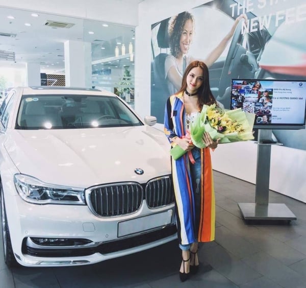 Hương Giang hiện tại đang là chủ sở hữu của chiếc xe sang trị giá hơn 4 tỷ đồng. Chiếc xe được tậu vào tháng 1/2016.