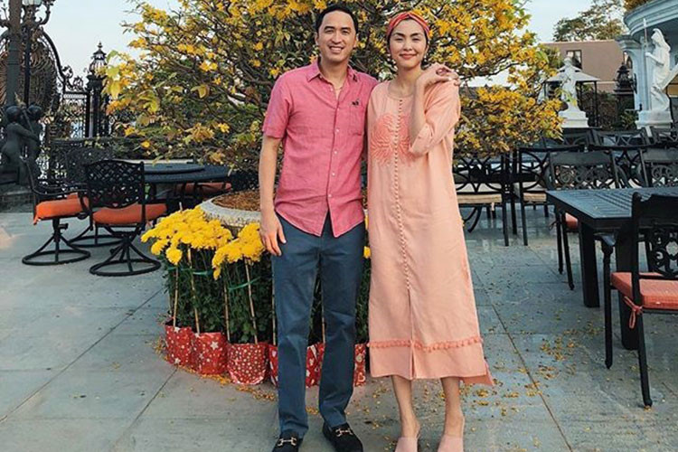 Khi đi du lịch cùng nhau, cặp đôi ton-sur-ton với váy áo gam màu hồng.