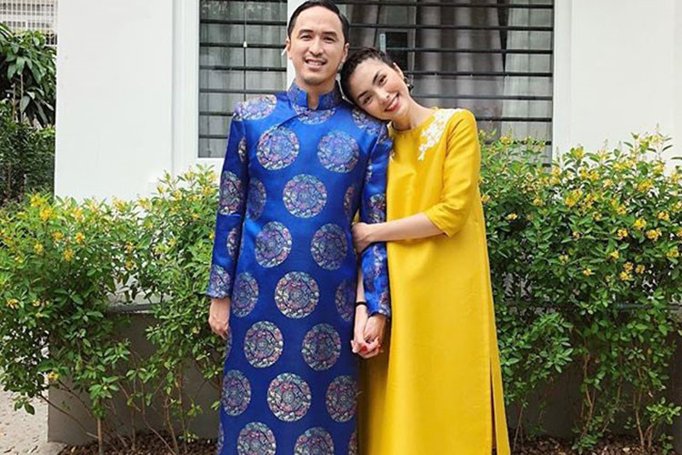 Bên cạnh đó, gu thời trang của Hà Tăng cũng khá đồng điệu. Trong ngày Tết, Hà Tăng diện áo dài màu vàng còn ông xã diện áo dài xanh.