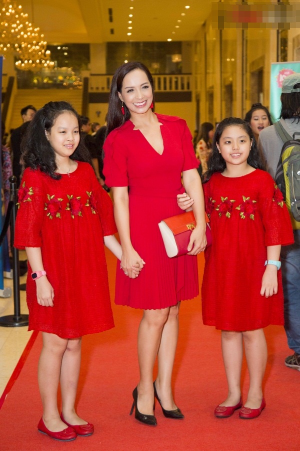 Cựu người mẫu Thúy Hạnh đến sự kiện cùng con gái của mình, cả gia đình siêu mẫu đều chọn đầm đỏ rực rỡ, khiến người đối diện không thể rời mắt.