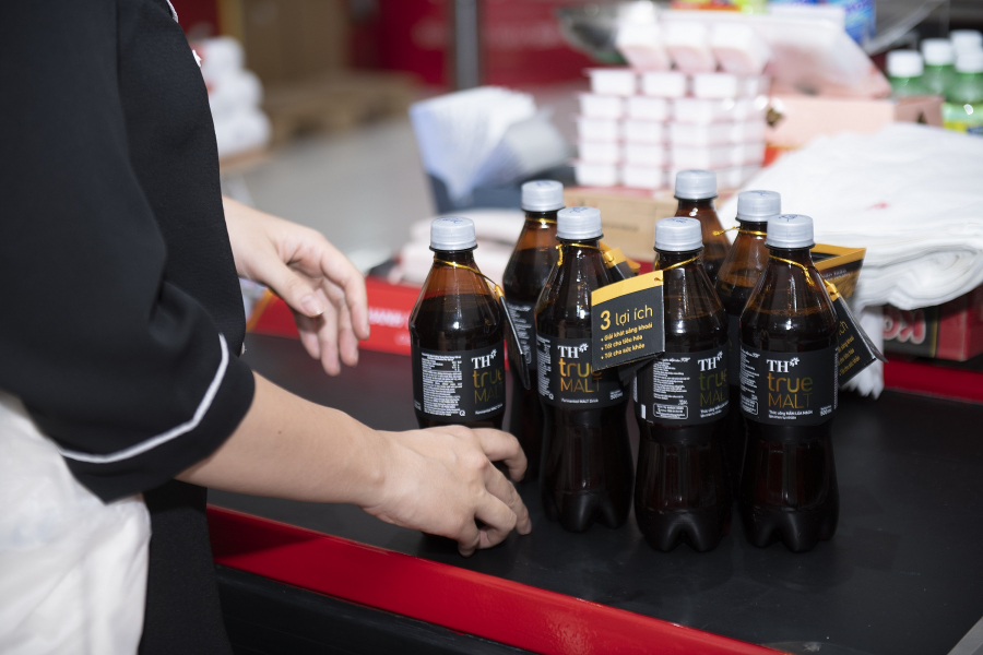 Khách hàng trải nghiệm TH true MALT taị Vinmart