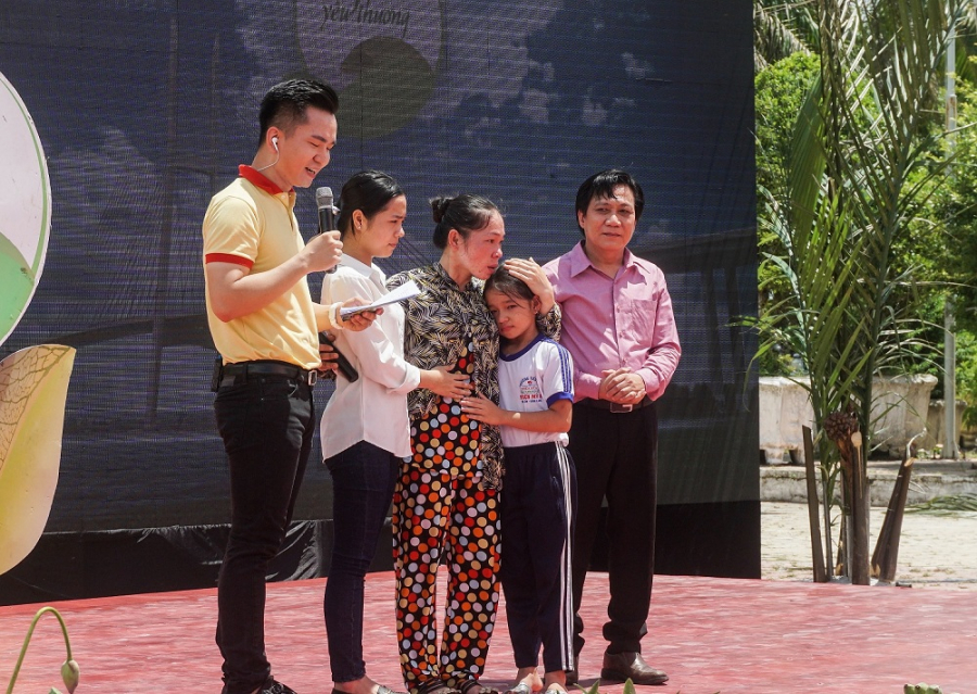 Ông Trần Hữu Phương - Giám đốc Chi nhánh Vinamilk tại Cần Thơ chia sẻ về sự hỗ trợ của Vinamilk dành cho gia đình bé Hoàng Thị Hồng Ngọc, là đối tượng thụ hưởng của Quỹ sữa Vươn cao Việt Nam