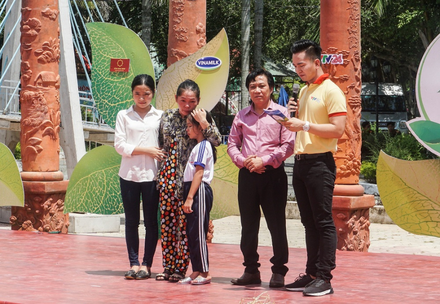 Ông Trần Hữu Phương – Giám đốc Chi nhánh Vinamilk tại Cần Thơ chia sẻ về sự hỗ trợ của Vinamilk dành cho gia đình bé Hoàng Thị Hồng Ngọc, là đối tượng thụ hưởng của Quỹ sữa Vươn cao Việt Nam