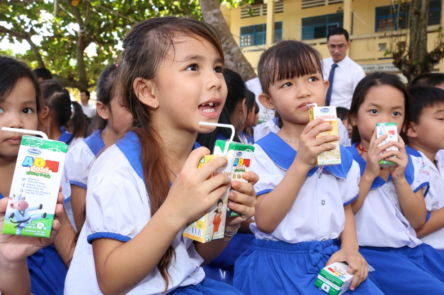 Trong suốt 10 năm qua, Quỹ sữa Vươn cao Việt Nam đã trao tặng hàng triệu ly sữa và đem nhiều niềm vui đến cho các trẻ em có hoàn cảnh khó khăn trên cả nước