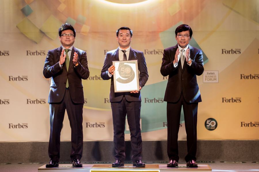 Ông Đỗ Thanh Tuấn – Giám đốc Đối Ngoại Vinamilk trên sân khấu nhận chứng nhận của Lễ vinh danh Top 50 công ty niêm yết tốt nhất Việt Nam