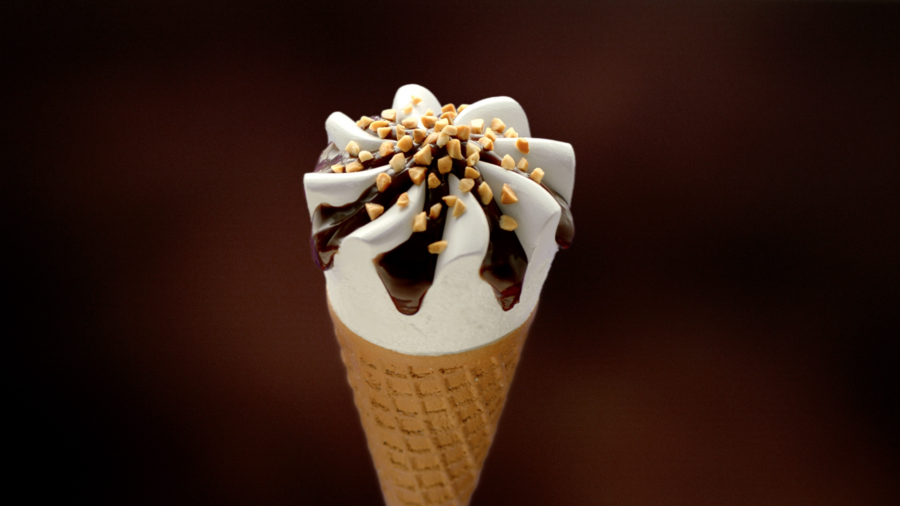 Kem ốc quế TH true ICE CREAM có 2 hương vị chủ yếu là sô-cô-la nguyên chất và vanilla, thêm một lớp đậu phộng giòn tan tạo nên cảm giác mới lạ khi thưởng thức