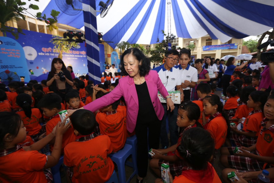 Bà Trương Thị Mai - Uỷ viên Bộ chính trị, bí thư Trung ương Đảng, trưởng ban dân vận Trung ương trao sữa cho các em nhỏ