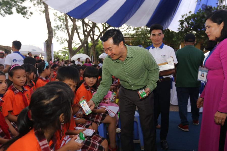 Ông Đỗ Thanh Tuấn - Giám đốc Đối Ngoại Vinamilk trao sữa cho các em nhỏ