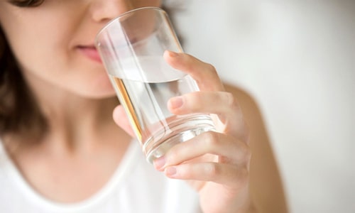 Uống nhiều nước tránh tình trạng khô âm đạo
