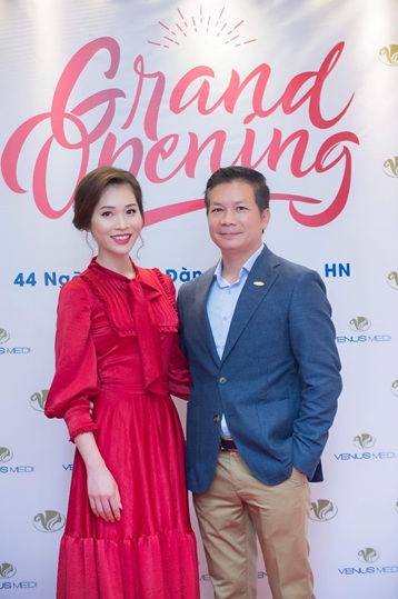 Vợ chồng Shark Hưng tại sự kiện khai trương cơ sở mới Venus Medi