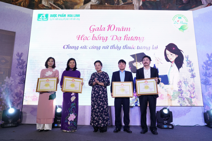Hội Khuyến học Việt Nam trao bằng khen cho Dược phẩm Hoa Linh
