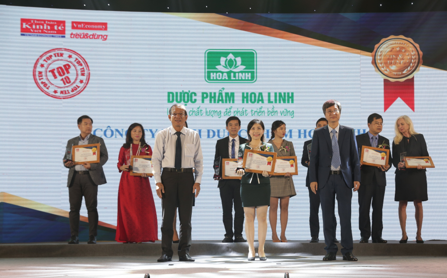 Đại diện Dược phẩm Hoa Linh lên nhận giải thưởng
