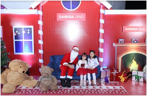 Tại sự kiện Giáng Sinh, các bé còn được chụp hình và nhận quà từ ông già Noel