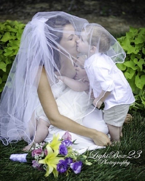 Hình ảnh cô dâu vén váy cho con bú ngay trong ngày cưới gây xúc động trên  cộng đồng mạng