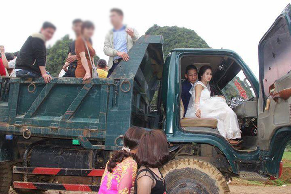 man-ruoc-dau-co-mot-khong-hai-tai-hoa-binh-khien-cu-dan-mang-thi-nhau-chia-se-21686265_883459988470410_8845821627196645013_n-1506301986-width600height400