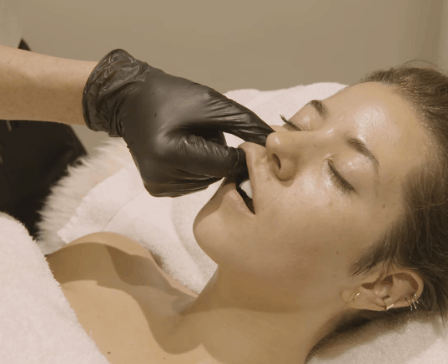 Liệu pháp massage này bao gồm 1 công đoạn cực độc đáo yêu cầu chuyên gia đưa tay vào miệng khách hàng và ấn massage cơ mặt