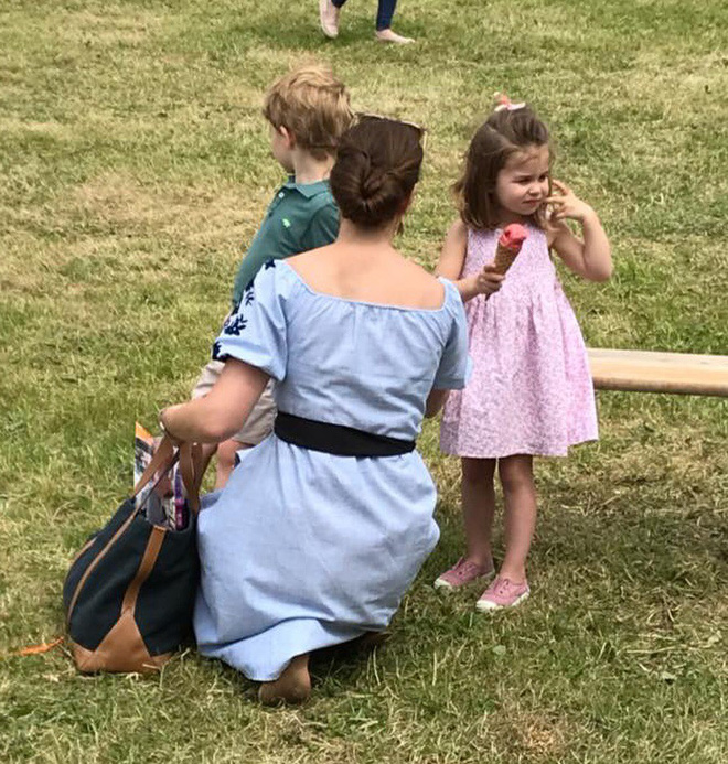 Ngay ở sự kiện ngoài trời trước đó, khi đi cùng mẹ và anh trai, tiểu công chúa Charlotte vừa diện mẫu váy trên.