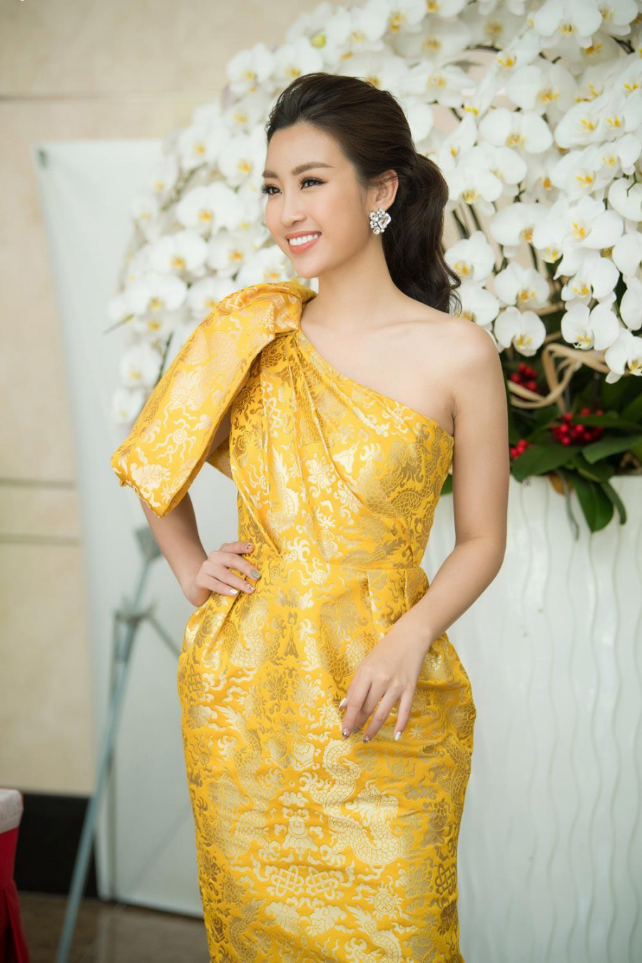 Mỹ nhân đình đám của Hoa hậu Việt Nam thu hút với nụ cười toả nắng và thần thái rạng rỡ của một đại diện nhan sắc cấp quốc gia.
