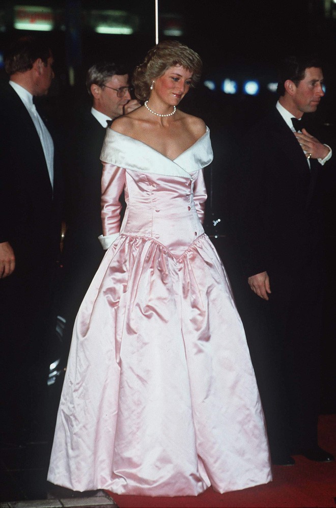 Cũng là một thiết kế đầm trễ vai màu hồng nhạt nhưng bộ đầm của Công nương Diana điệu đà lộng lẫy hơn với dáng đầm dạ hội dài bồng bềnh, thiết kế tuy hở vai gợi cảm nhưng vẫn kín đáo nhờ thiết kế dài tay. Bộ đầm được bà diện vào năm 1987 xuất hiện tại sự kiện được tổ chức ở nhà hát Opera Berlin, Đức.