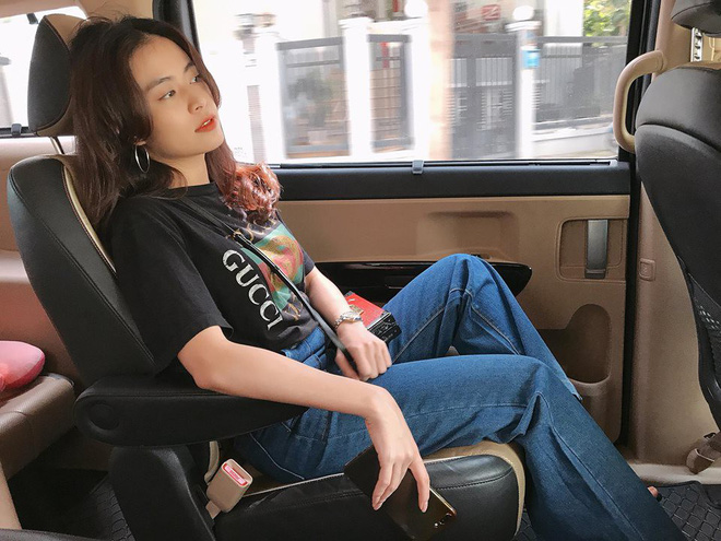   Hoàng Thùy Linh đơn giản nhưng thời thượng với cặp đôi áo phông và quần jeans, nhưng đơn giản thế nào thì cô vẫn chọn một thiết kế áo phông Gucci đắt giá.