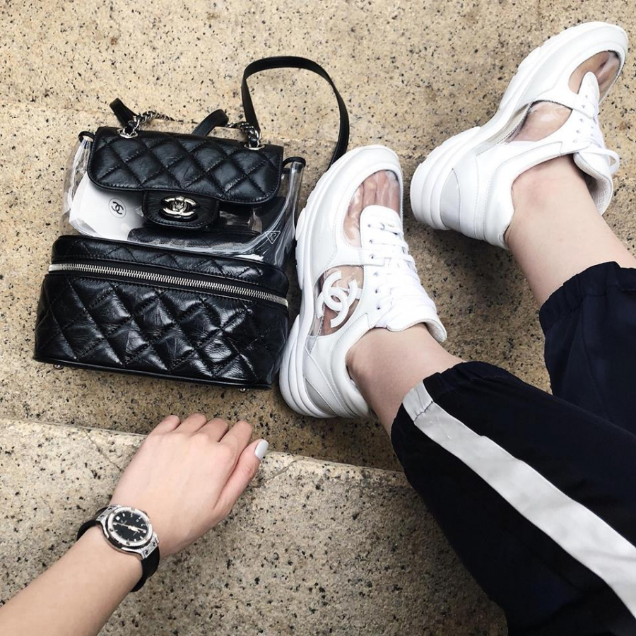 Cô nàng chọn túi và giày thể thao của thương hiệu Chanel đình đám cùng đồng hồ sang chảnh. Những món hàng hiệu được người đẹp yêu thích, thường có vẻ ngoài ấn tượng và lạ mắt.    