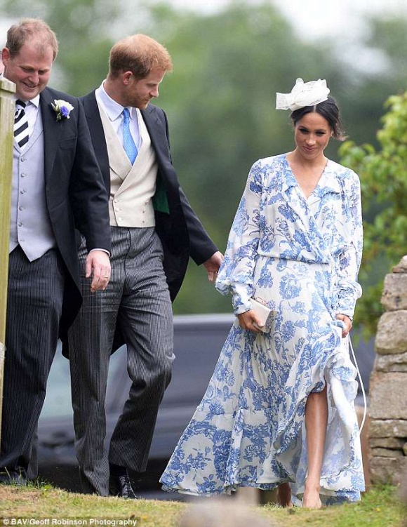 Vợ chồng Hoàng tử Harry lên đồ ăn ý với nhau khi tới góp vui trong hôn lễ của  cháu gái cố Công nương Diana. 