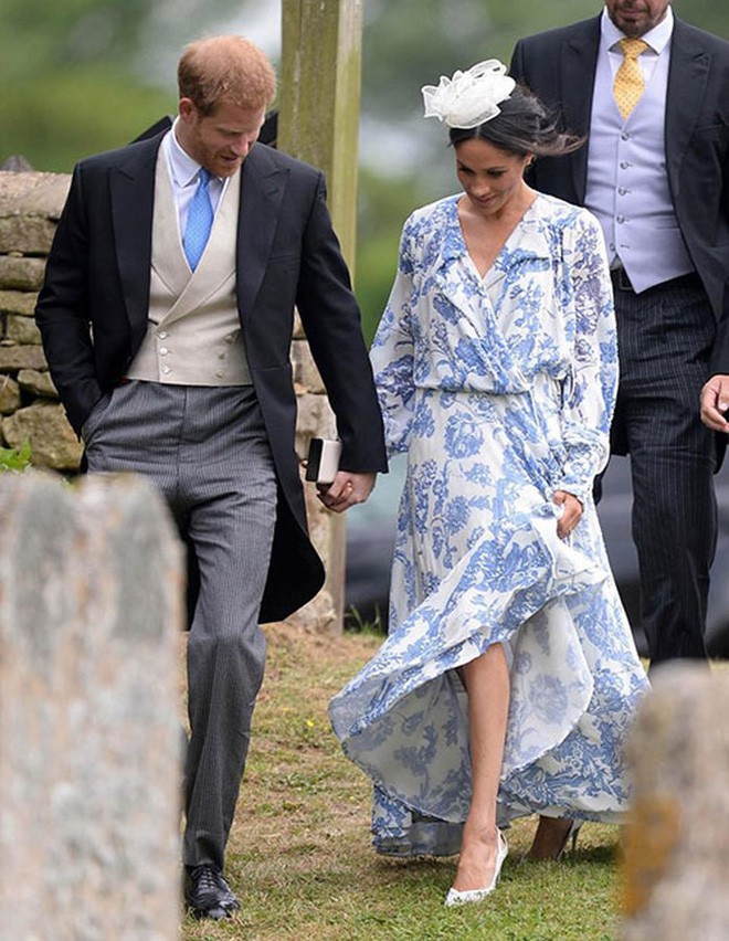 Hoàng tử Harry thường xuyên nắm chặt tay công nương để cô có thể bước đi trên nền cỏ trơn trượt, tránh xảy ra sự cố đáng tiếc.    