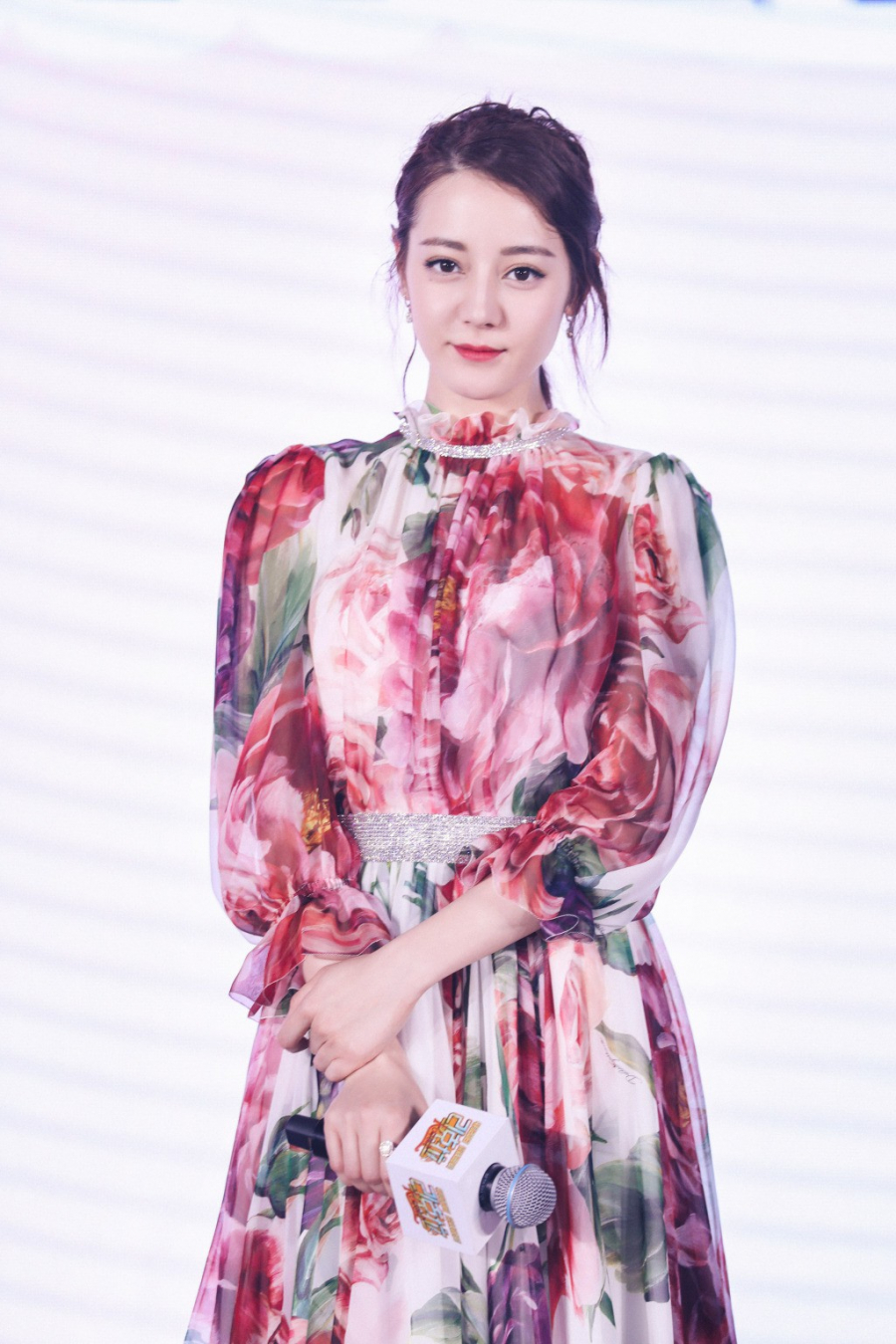 Địch Lệ Nhiệt Ba cũng từng diện mẫu váy này khi tham dự 1 sự kiện cách đây không lâu.    