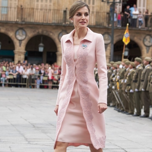 Phong cách thời trang của nữ hoàng Letizia được đánh giá rất cao dù cô thường xuyên mặc trang phục bình dân    