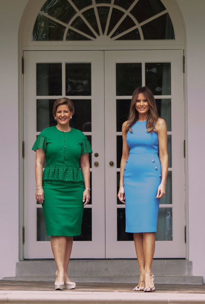 Nhiều người còn phát hiện ra bà Melania Trump cũng từng diện mẫu váy này từ 1 sự kiện vào tháng 6 năm ngoái. Lần đó bà chọn diện mẫu váy mang tông xanh biển dịu mát và không sử dụng thắt lưng đi kèm, bà Trump phối váy với đôi giày trắng mang hoa văn hiện đại..    