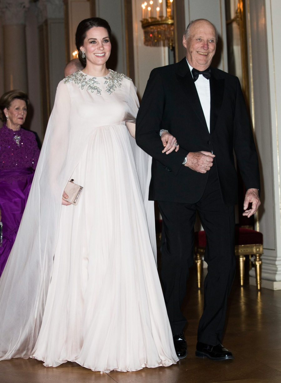 Chiếc đầm dạ hội trắng của nhà mốt đình đám Alexander McQueen giúp công nương Anh Kate Middleton trở nên xinh đẹp và sang trọng hơn. Đầm kiểu dáng phồng, không chít eo và phần vai đắp thêm lưới dài khiến cô trở nên nổi bật và lộng lẫy hơn trong một sự kiện của hoàng gia. 