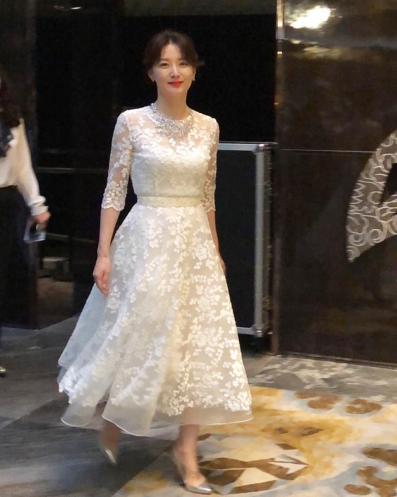 Nàng Dae Jang Geum thay váy ren trắng duyên dáng, ghi điểm tuyệt đối trước giới  truyền thông xứ Cảng thơm.