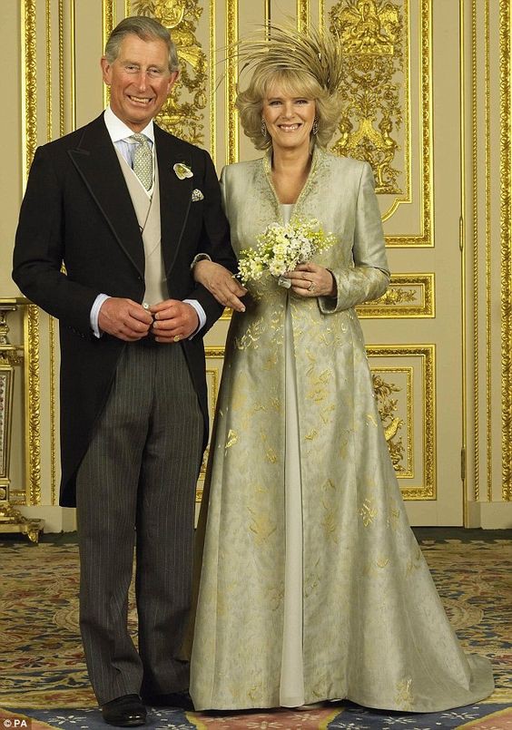 Bộ váy cưới nghiêm túc nhất lịch sử Hoàng gia Anh chính là của nữ Công tước Camilla Parker Bowles.    