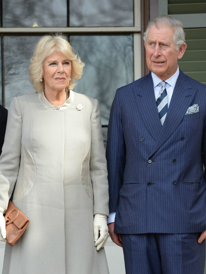 Hiếm lắm mới thấy, nữ Công tước diện những bộ trang phục có màu sắc trội bật và có lẽ, món đồ cầu kỳ duy nhất là những chiếc mũ Hoàng gia của bà.    